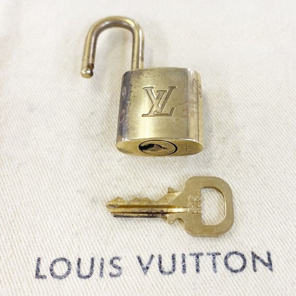 Authentic LOUIS VUITTON LV 10 SET PADLOCK CADENA KEY BAG CHARM GOLD PLATED - Picture 2 of 4